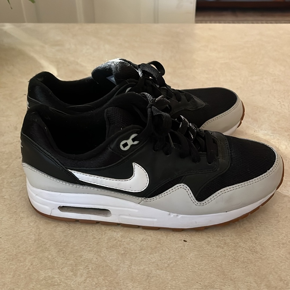 Light gray, black and white color way. Nike AirMax. Women’s 8.5 (7Y)